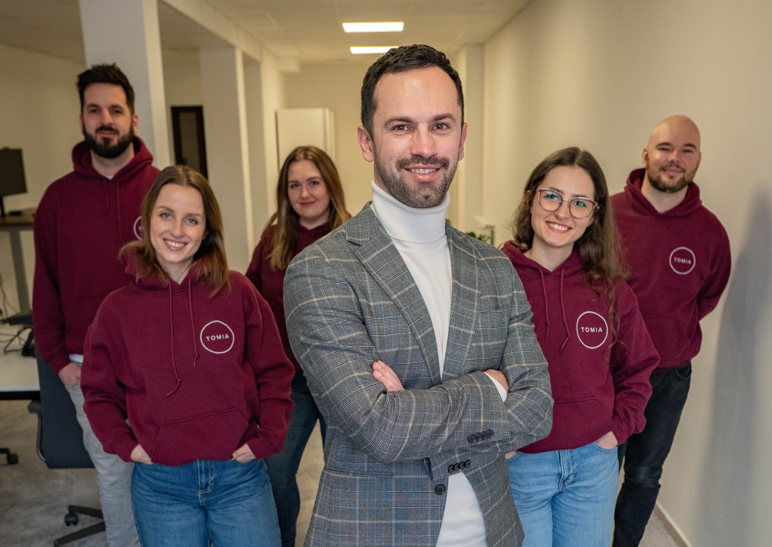 Tím TOMIA